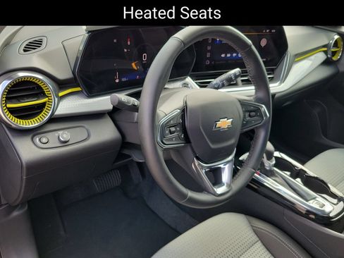 Used 2025 Chevrolet Trax LT w/ LT Convenience Package FWD image 9