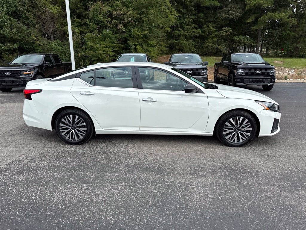 Used 2025 Nissan Altima 2.5 SV FWD image 4