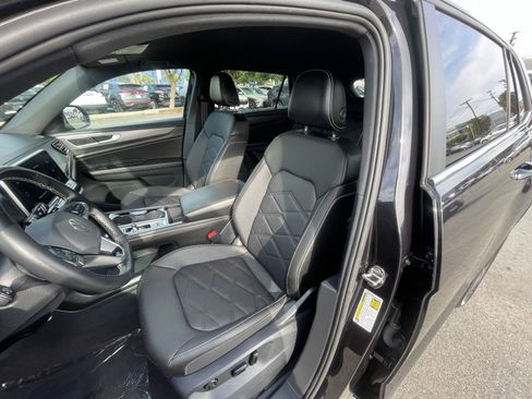 Used 2025 Volkswagen Atlas Cross Sport SE image 36