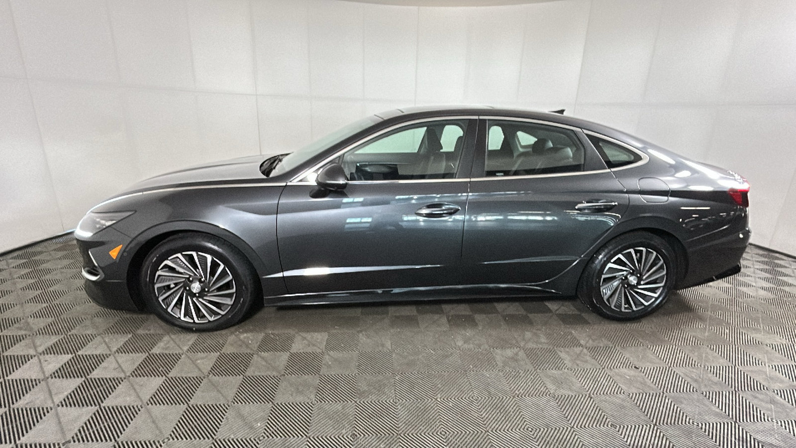 Used 2023 Hyundai Sonata Limited w/ Cargo Package FWD image 7
