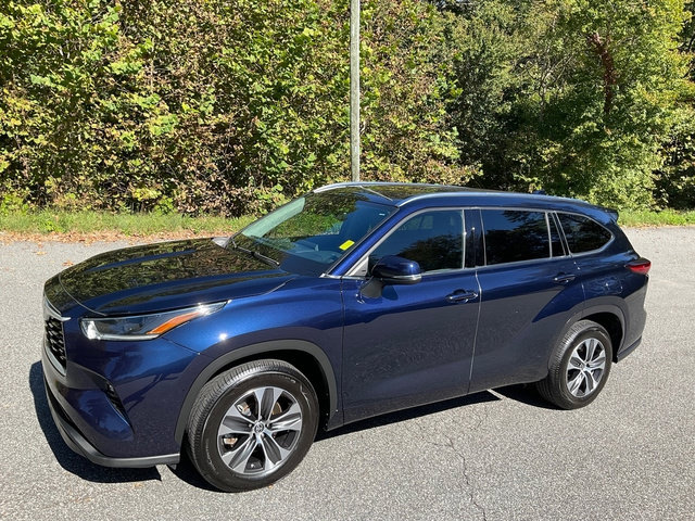 Used 2021 Toyota Highlander XLE FWD image 2