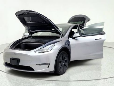 Used 2025 Tesla Model Y Long Range RWD image 13