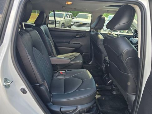 Used 2023 Toyota Highlander XLE FWD image 12