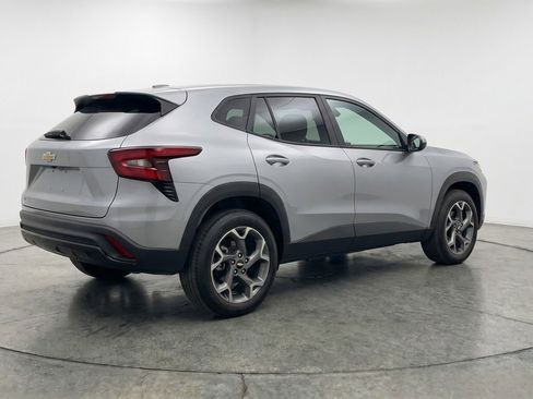 Used 2025 Chevrolet Trax LT FWD image 9