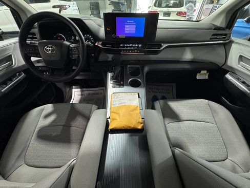 Used 2026 Toyota Sienna LE FWD image 28