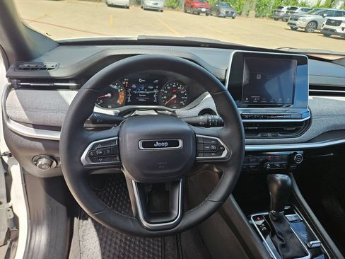 Used 2025 Jeep Compass Latitude w/ Sun & Sound Group AWD/4WD image 16