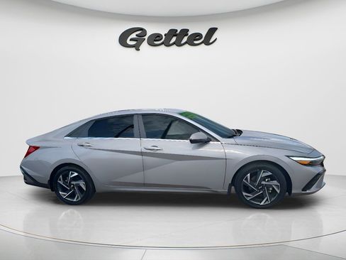 Used 2025 Hyundai Elantra Limited FWD image 4