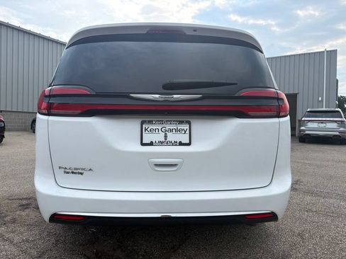 Used 2022 Chrysler Pacifica Touring-L FWD image 8
