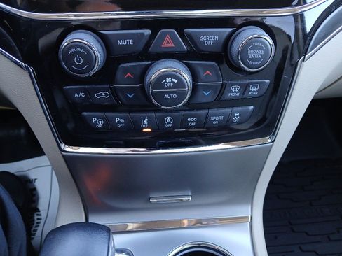 Certified 2022 Jeep Grand Cherokee Limited w/ Trailer Tow Group IV image 43