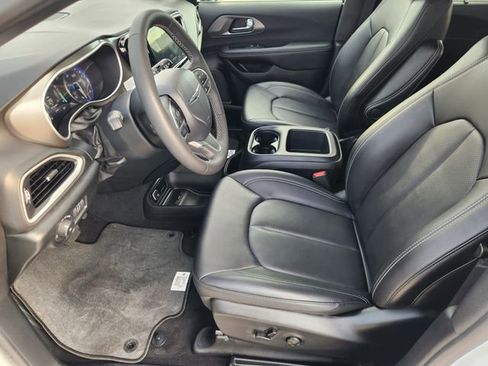 Used 2025 Chrysler Pacifica Select FWD image 13
