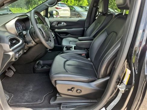 Used 2025 Chrysler Pacifica Select FWD image 24
