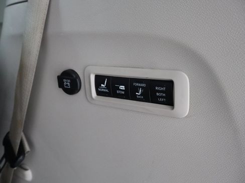 Used 2019 Chrysler Pacifica Limited FWD image 30