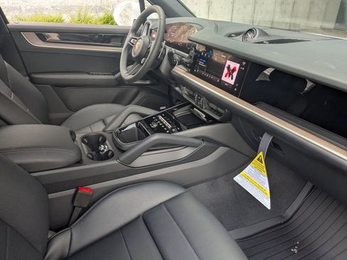 Used 2025 Porsche Cayenne E-Hybrid image 27