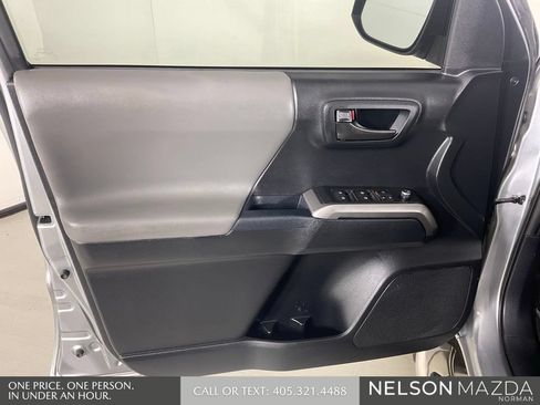 Used 2017 Toyota Tacoma SR5 w/ Tow Package RWD image 17