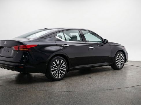 Used 2025 Nissan Altima 2.5 SV FWD image 9
