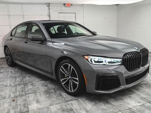 Used 2022 BMW 740i xDrive w/ M Sport Package AWD/4WD image 3