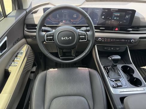 Used 2025 Kia Carnival EX FWD image 19