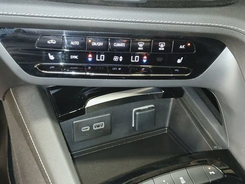 Certified 2022 Buick Envision Essence w/ Sport Touring Package FWD image 23
