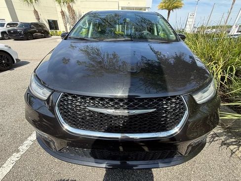 Used 2023 Chrysler Pacifica Touring-L FWD image 2