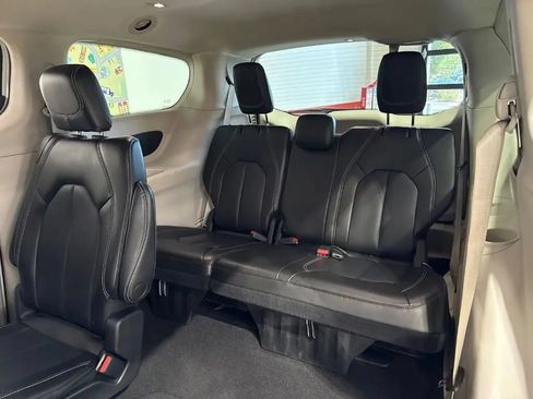 Used 2023 Chrysler Pacifica Touring-L FWD image 36