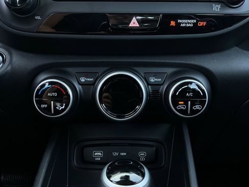 Used 2025 Hyundai Venue SEL image 27