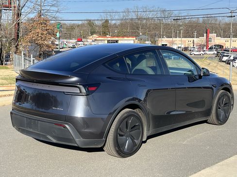 Used 2026 Tesla Model Y AWD image 10