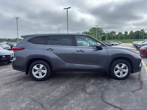 Used 2020 Toyota Highlander LE AWD/4WD image 4