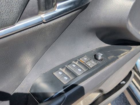 Used 2019 Toyota Camry SE FWD image 9
