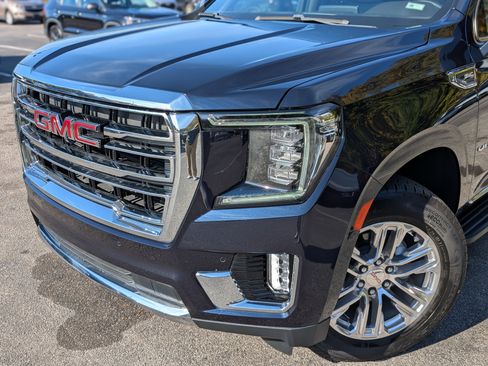 Used 2023 GMC Yukon XL SLT w/ SLT Luxury Package image 11