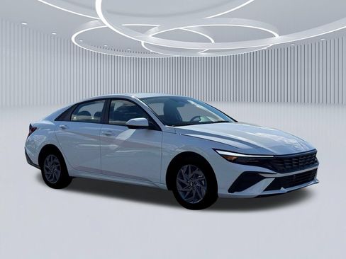 New 2026 Hyundai Elantra Hybrid FWD image 10