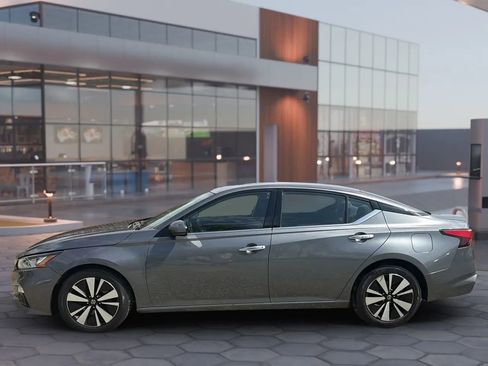 Used 2019 Nissan Altima 2.5 SV image 3