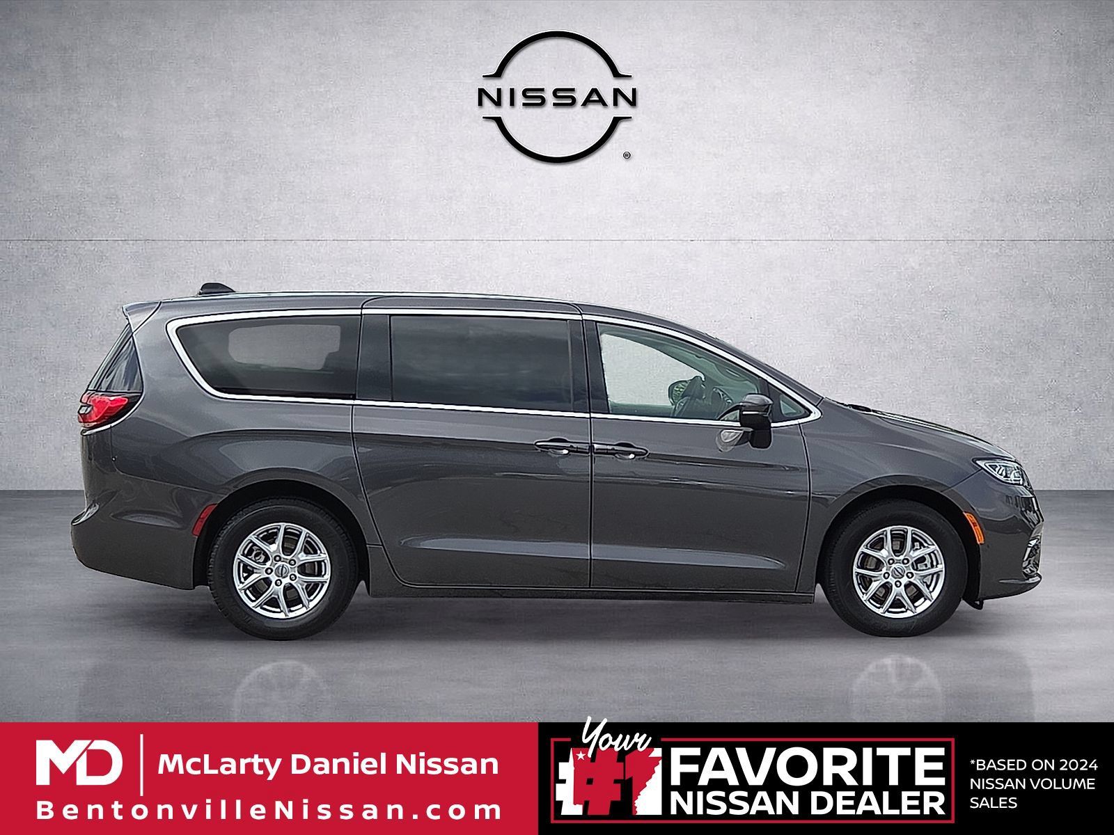 Used 2023 Chrysler Pacifica Touring-L FWD image 6