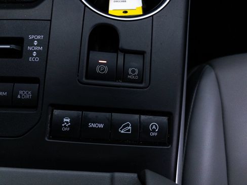 Used 2021 Toyota Highlander XLE AWD/4WD image 32