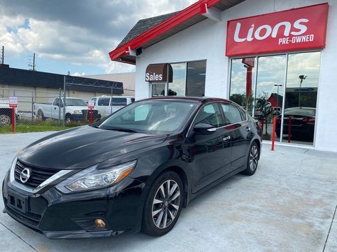 Used 2017 Nissan Altima 2.5 SV w/ Convenience Package FWD image 2