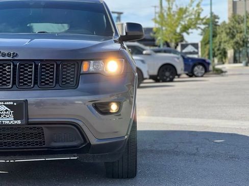Used 2019 Jeep Grand Cherokee Altitude AWD/4WD image 11