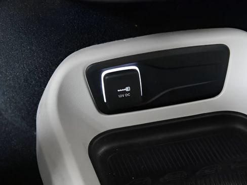 Used 2023 Chrysler Voyager LX FWD image 27