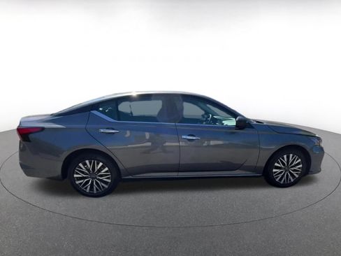 Used 2025 Nissan Altima 2.5 SV FWD image 16
