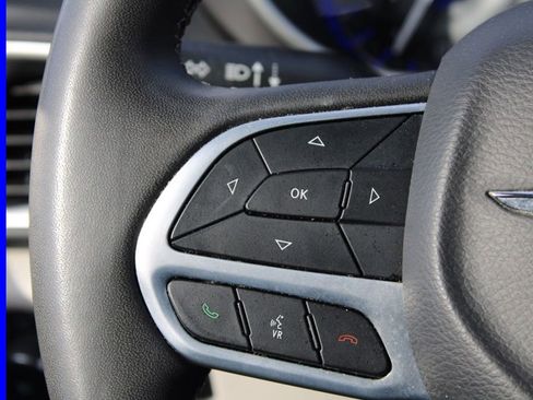 Used 2023 Chrysler Pacifica Touring-L image 31