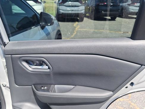 Certified 2025 Nissan Rogue SV FWD image 27