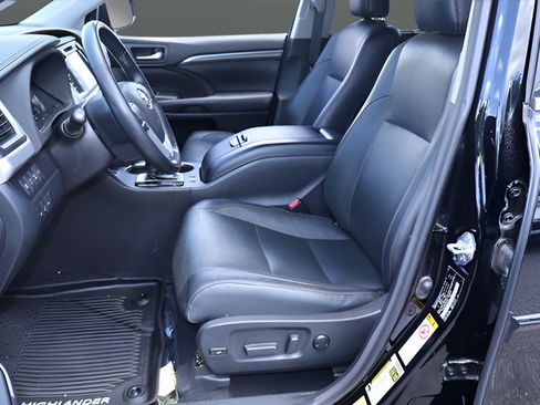 Used 2018 Toyota Highlander Limited Platinum AWD/4WD image 12