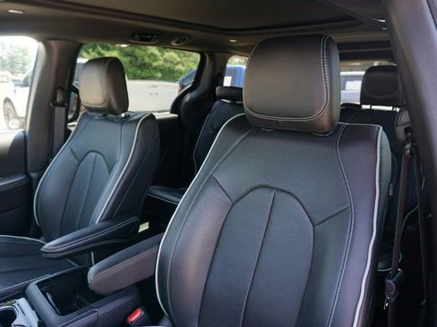Used 2026 Chrysler Pacifica Limited FWD image 24