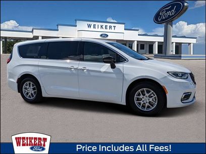 Used 2025 Chrysler Pacifica Select