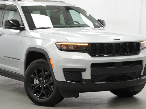 Certified 2024 Jeep Grand Cherokee L Altitude AWD/4WD image 3