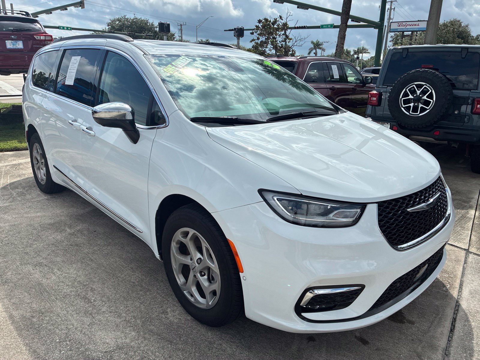 Certified 2023 Chrysler Pacifica Limited AWD/4WD image 7