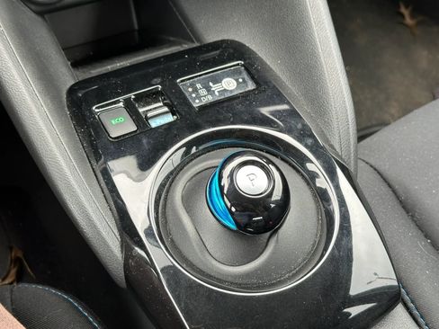 Used 2018 Nissan Leaf SV w/ SV Technology Package FWD image 32