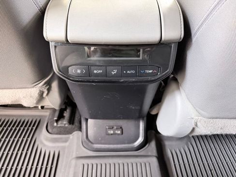 Used 2022 Toyota Highlander LE AWD/4WD image 24