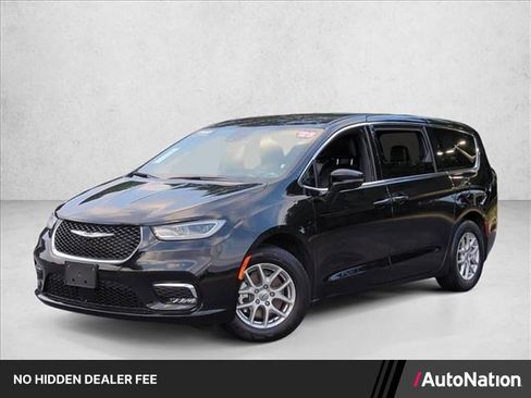 Used 2025 Chrysler Pacifica Select FWD image 1