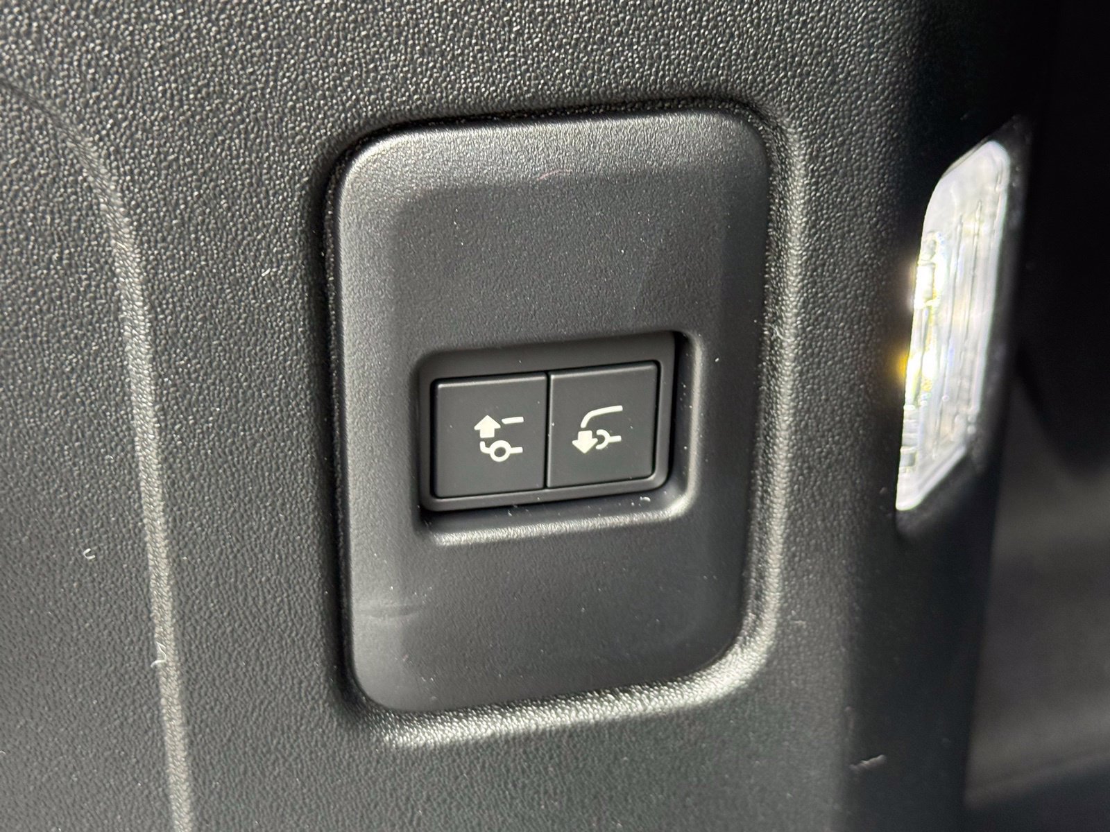 New 2026 Land Rover Defender 110 X-Dynamic SE AWD/4WD image 43