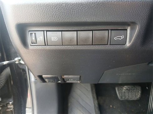 Used 2021 Toyota RAV4 XLE Premium image 19