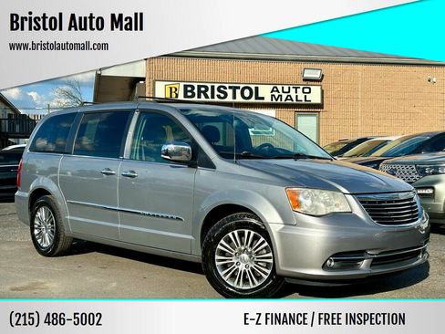 Used 2014 Chrysler Town & Country Touring-L w/ Driver Convenience Group image 1